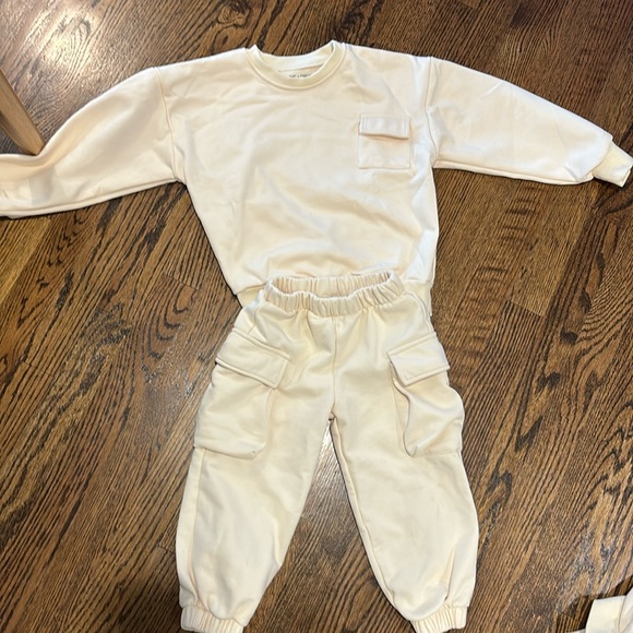 Winnie and Crew 4T Cargo Sweatshirt Set in Cream, Never Worn, Washed Once - Picture 1 of 4